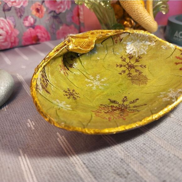DECOUPAGE CLAM SHELL DECOUPAGE SNOWFLAKES ON A CLAM SHELL TRINKET DISH - Picture 5 of 10